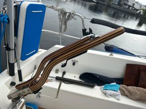 Pinne C 777 mit Pinnenausleger fertig am Boot verbaut