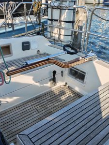 Pinne Comfortina 35 fertig lackiert und verbaut am Boot